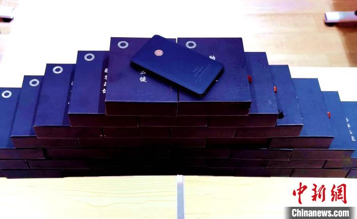 圖為西藏高山文化發(fā)展基金會向聶榮縣完全小學(xué)捐助的“電子健康體檢儀”?！∮谫e 攝