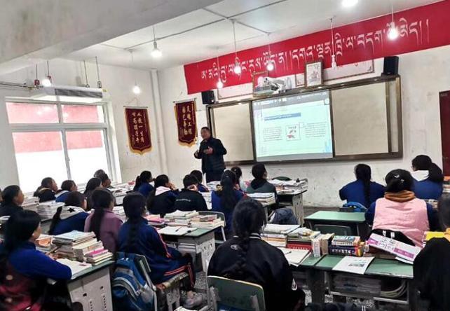 學(xué)生在免費(fèi)輔導(dǎo)班上課?！∧岈敵?攝