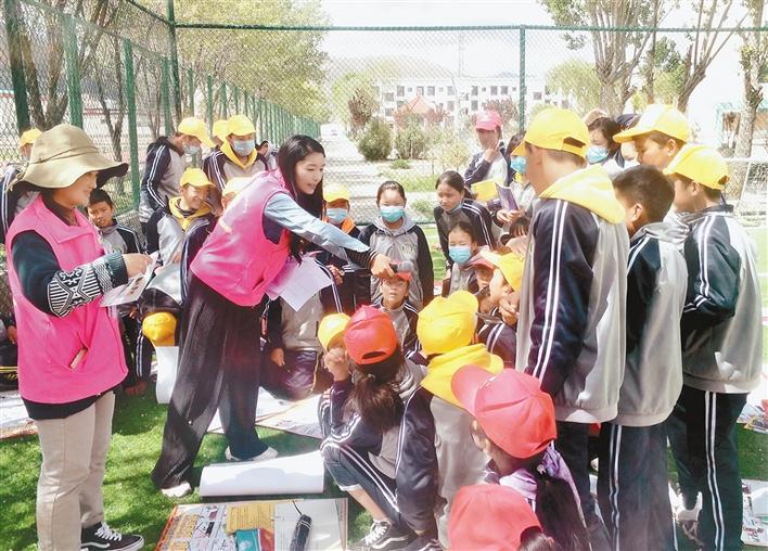 瓊結(jié)縣“四講四愛”宣講員在瓊結(jié)縣中學(xué)宣講。記者 段敏 攝.jpg