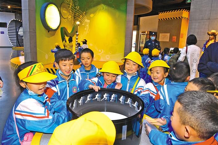 圖為10月29日，一年級的同學們在科技館參觀體驗。李洲 攝.jpg