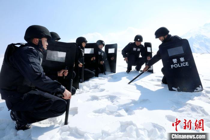 圖為扎西堅(jiān)參與隊(duì)友在巡邏途中?！≡鲌?jiān)參供圖