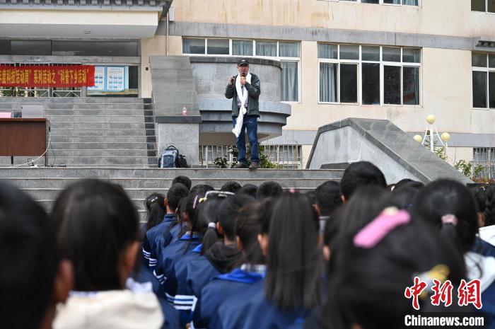 圖為西藏大學(xué)教授寧長春為中學(xué)生授課。　趙朗 攝