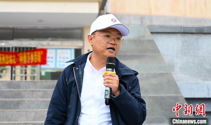 圖為西藏大學(xué)教授李昊為中學(xué)生授課?！≮w朗 攝