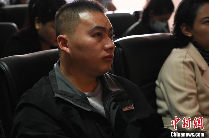 圖為企業(yè)工作人員參加講座?！≮w朗 攝