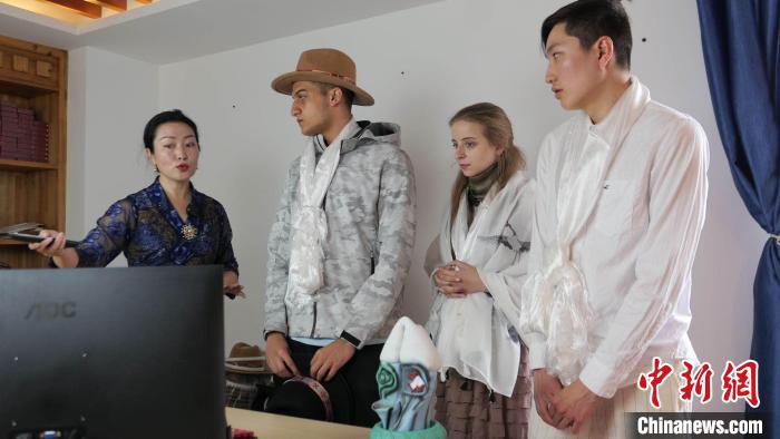 圖為圖為主播白瑪旺姆為留學(xué)生介紹直播流程?！≈x牧 攝