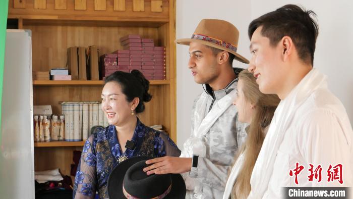 圖為留學生們正在直播帶貨?！≈x牧 攝