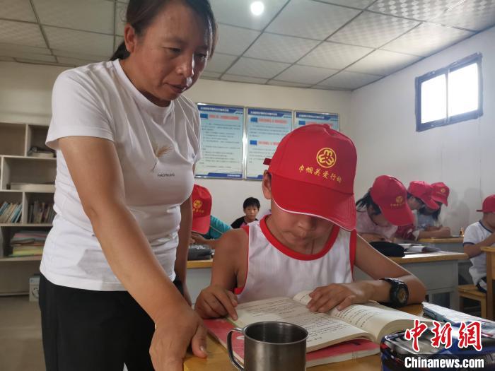 甘肅鄉(xiāng)村巾幗標兵干一行愛一行：教書、建勞務施工隊成“大拿”