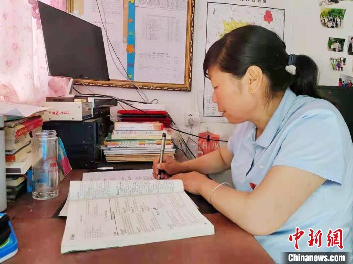 甘肅環(huán)縣“全能老師”堅(jiān)守“麻雀學(xué)?！保簩W(xué)生在，我就在