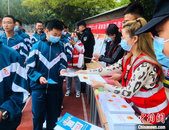 圖為西寧市法制宣傳進(jìn)校園?！∥鲗幨谐俏鲄^(qū)供圖