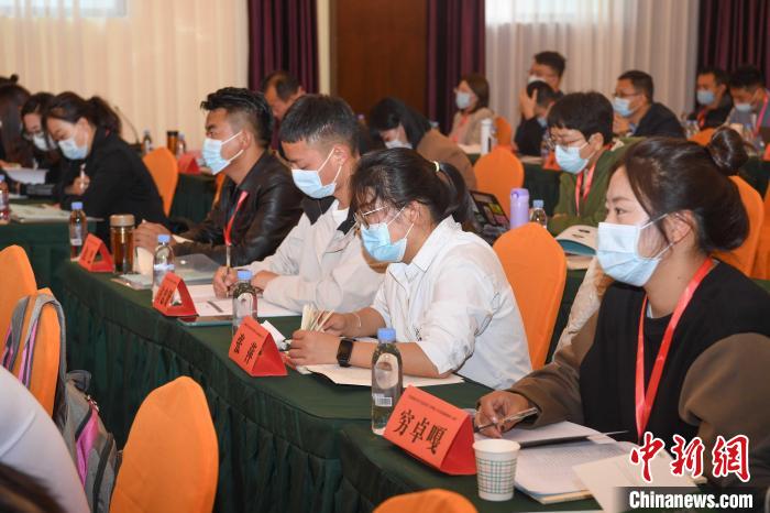 圖為第十五期全國預防青少年違法犯罪工作理論與務實高級研修班學員正在上課?！∝暩聛硭?攝