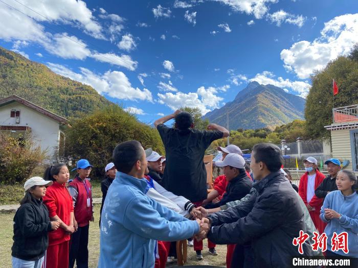 圖為學(xué)生們?cè)谖鞑匕退纱肭嗌倌昊顒?dòng)營(yíng)地開(kāi)展趣味活動(dòng)?！∥鞑厍嗌倌陮?shí)踐教育基地供圖