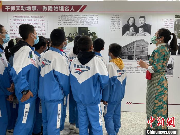 圖為學生正在聽講解員講解?！≈x牧 攝