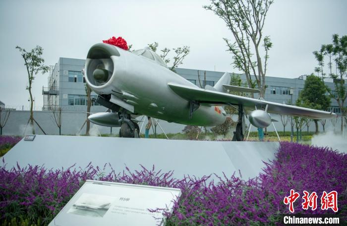 園林式戰(zhàn)斗機(jī)博物館內(nèi)展示的“殲5甲”飛機(jī)。　劉忠俊 攝