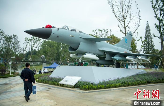 園林式戰(zhàn)斗機(jī)博物館內(nèi)展示的“殲10C”飛機(jī)。　劉忠俊 攝