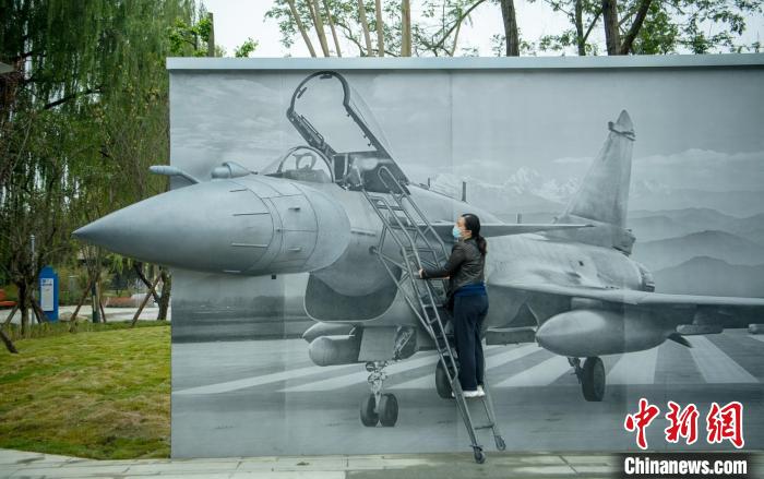 “猛龍出擊”互動(dòng)墻前市民體驗(yàn)登機(jī)場(chǎng)景?！⒅铱?攝