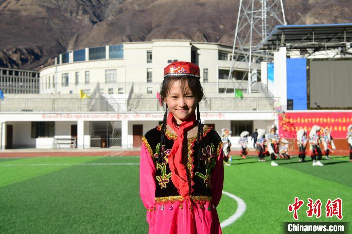 圖為加查縣安繞鎮(zhèn)小學(xué)回族學(xué)生馬萍?！∝暩聛?lái)松 攝