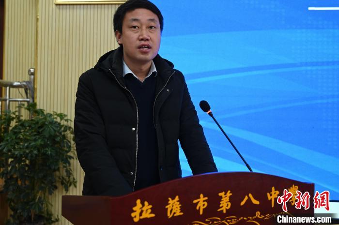 圖為城關(guān)區(qū)委副書記、區(qū)委教育工作領(lǐng)導(dǎo)小組組長(zhǎng)汪鋒致辭?！≮w朗 攝