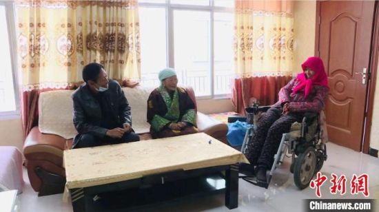 圖為仁欠卓瑪一家在房間里愉快的聊天?！《继m縣委宣傳部 供圖 　　