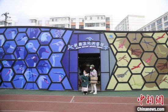 圖為西寧市第一中學(xué)濕地科普宣教館。　李江寧 攝