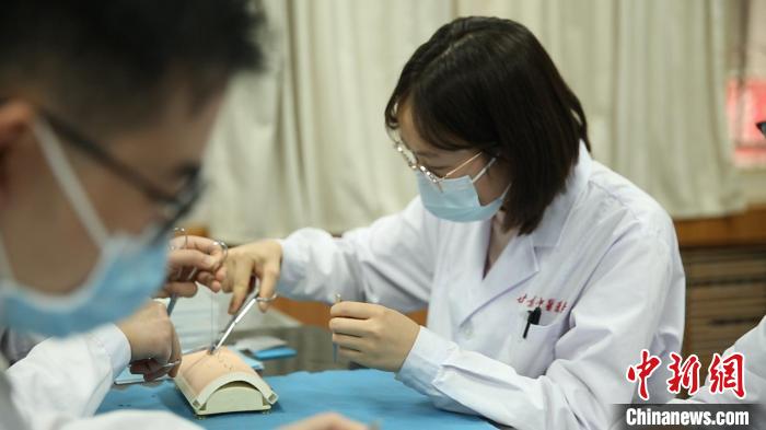 甘肅醫(yī)學高校外科教學從教室到醫(yī)院:清單制降低實操失誤