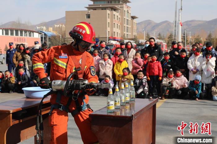 圖為消防救援人員技能展示?！铨埥?攝