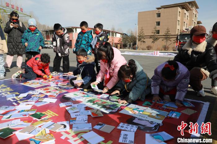 圖為小朋友們參加趣味游戲活動(dòng)?！铨埥?攝