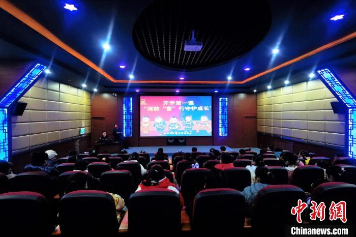 圖為小朋友們上消防安全知識(shí)教育課?！铨埥?攝