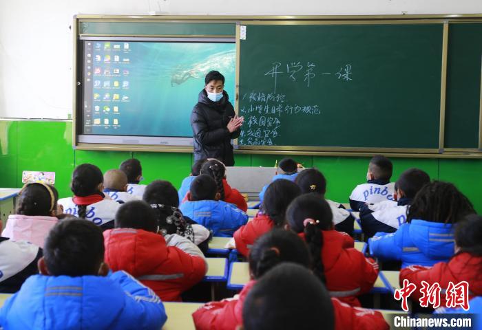 圖為學生正在上課?！●R銘言 攝