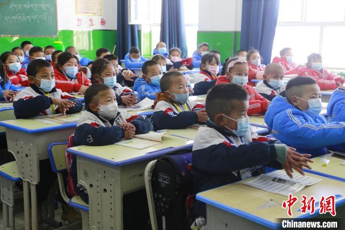 圖為學生學習七步洗手法。　馬銘言 攝