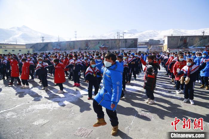 圖為學生跳起歡快的藏族舞蹈迎接新學期?！●R銘言 攝