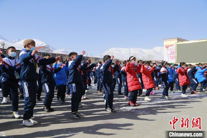 圖為學生跳起歡快的藏族舞蹈迎接新學期。　馬銘言 攝