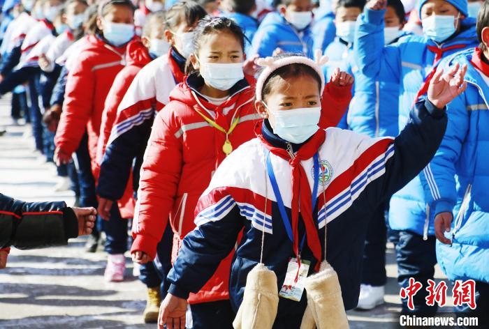 圖為學生跳起歡快的藏族舞蹈迎接新學期?！●R銘言 攝