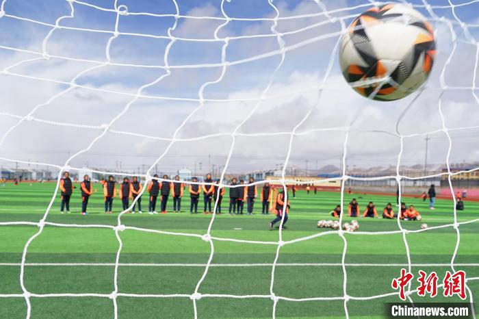 圖為孩子們進行射門訓練?！●R銘言 攝