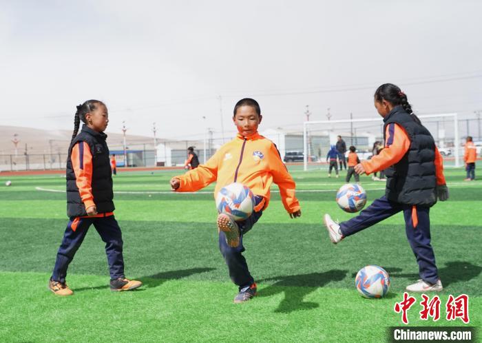 圖為孩子們進行顛球訓練?！●R銘言 攝