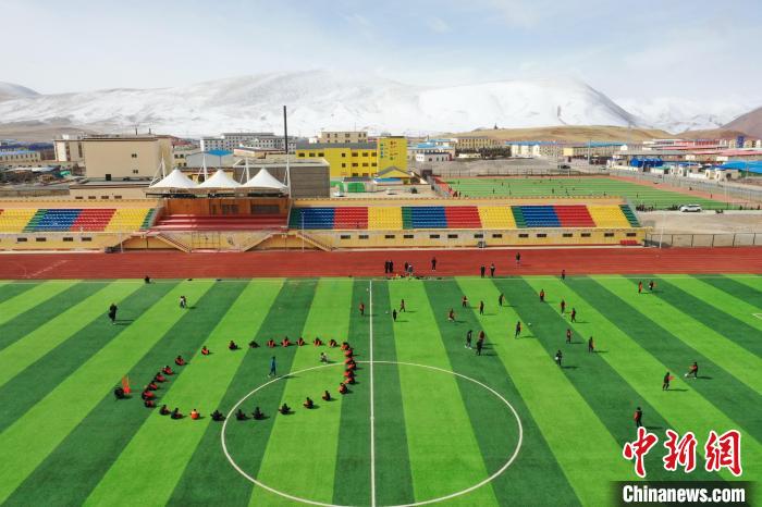 航拍曲麻萊縣足球場?！●R銘言 攝