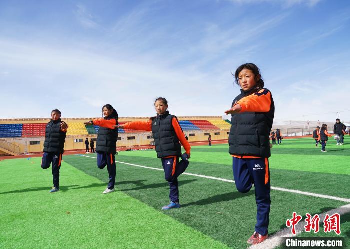 圖為孩子們正在熱身。　馬銘言 攝