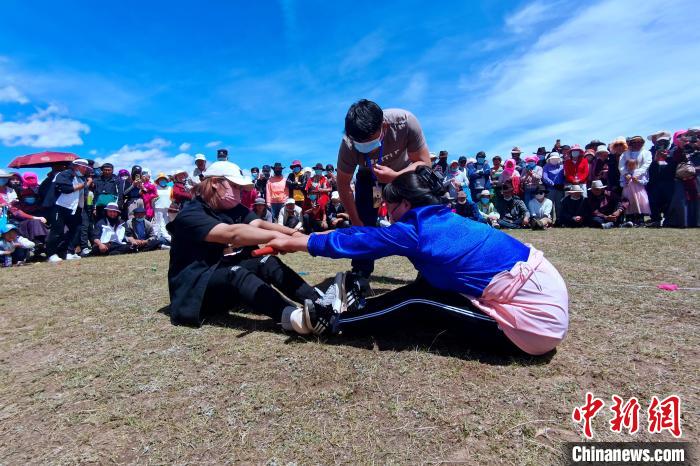 圖為當?shù)孛癖娺M行蹬棍比賽。　李雋 攝