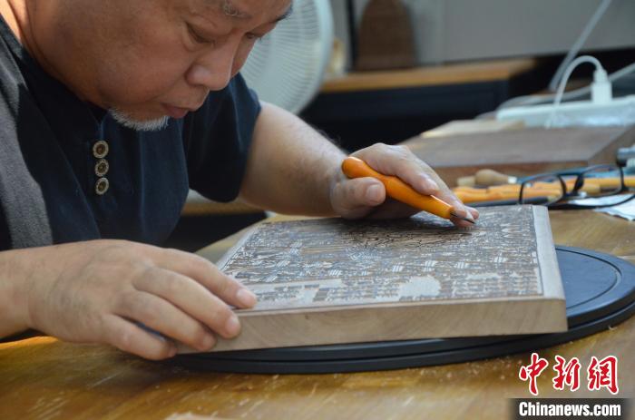 甘肅手藝人醉心雕版敦煌壁畫(huà):一把刻刀勾勒佛國(guó)世界