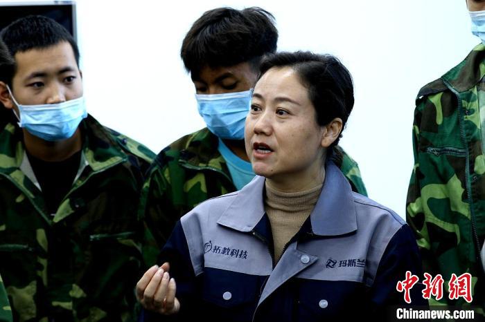 圖為李富香給與學(xué)生交流。(資料圖) 青海省教育廳供圖