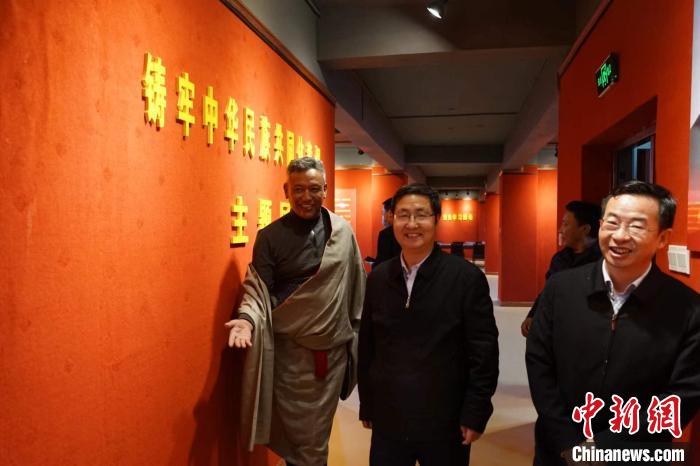 資料圖為參觀鑄牢中華民族共同體意識主題展。　胡貴龍 攝