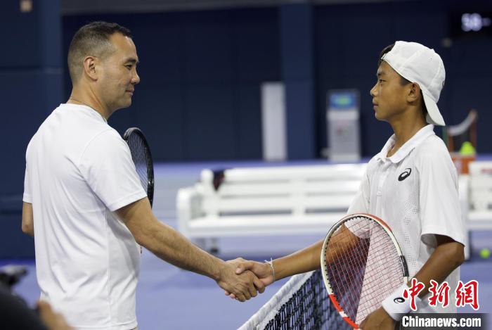 闊別兩年后，王發(fā)(右一)和王育喜(左一)再握手?！↑S迪燊 攝