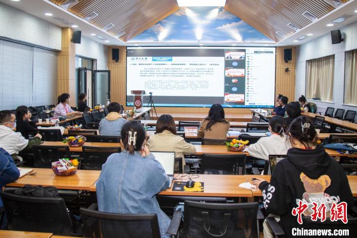 圖為論壇會議現(xiàn)場?！⊥瑬|放 攝