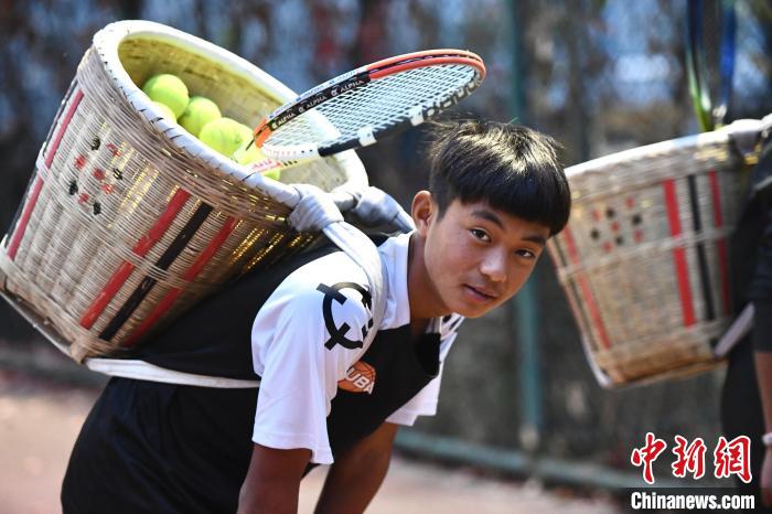 圖為“背簍少年”王發(fā)正在廊坊市體育館網(wǎng)球訓(xùn)練中心進(jìn)行訓(xùn)練。　鄭晨子 攝