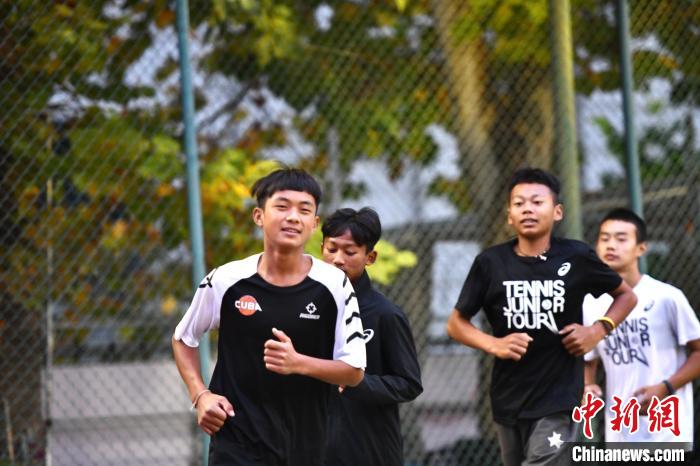 圖為王發(fā)和隊友們進(jìn)行體能訓(xùn)練?！∴嵆孔?攝