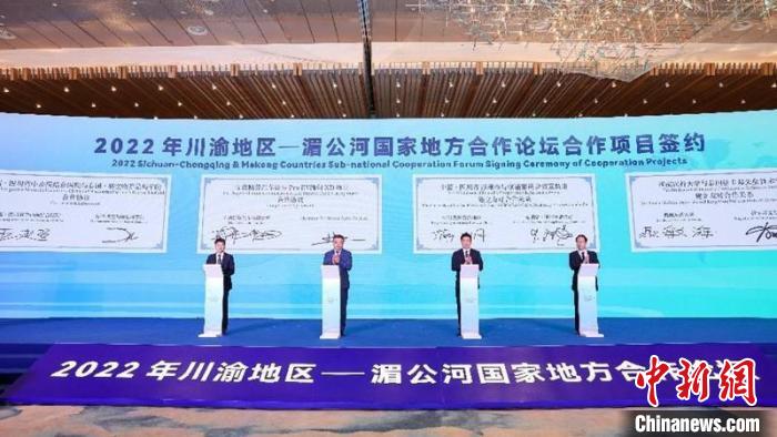 多個項目集中簽約。王宇 攝