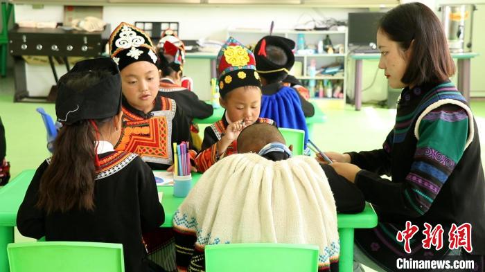 正在上課的學(xué)生?！√茊⒑?攝