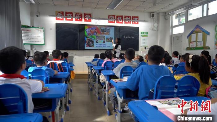 正在上課的學(xué)生?！√茊⒑?攝