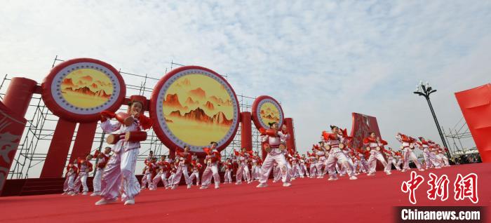 圖為山西翼城花鼓展演?！×赫赵?攝