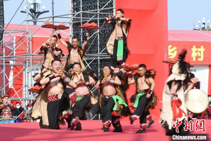 圖為少數(shù)民族舞蹈展演?！×赫赵?攝