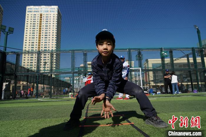 圖為小棒球手進(jìn)行接球動(dòng)作訓(xùn)練。　馬銘言 攝